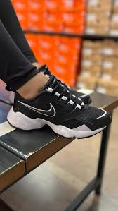 Nike FC Negro con Blanco para Dama – Estilo Único y Máximo Confort